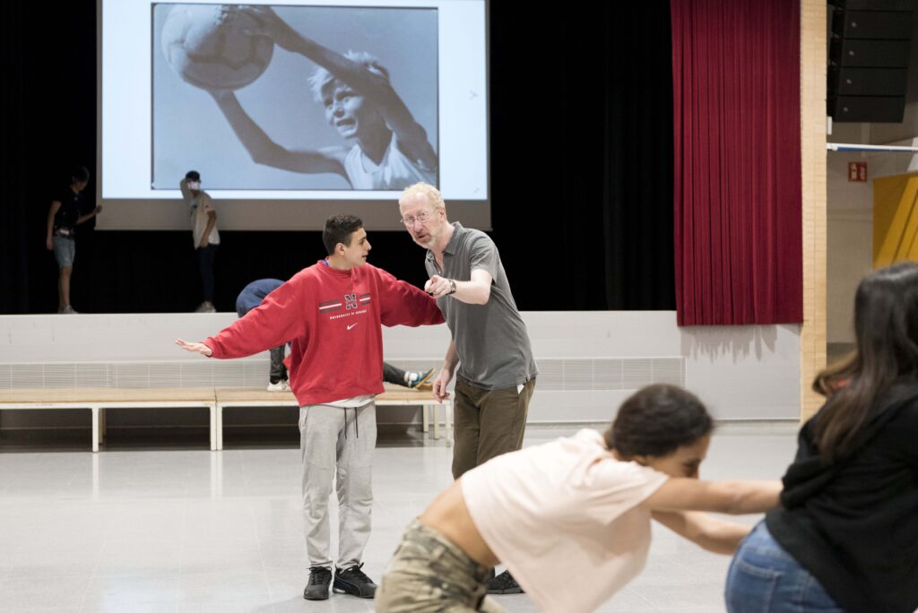 “War” by Andrés Waksman (EN RESiDÈNCiA at IES Barri Besòs) - Graner