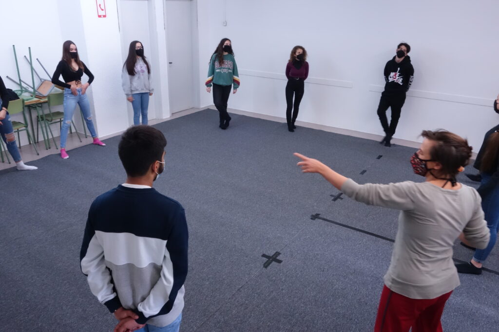 EN RESiDÈNCiA amb Silvia Sant Funk a l’Institut Montjuïc avança amb pràctiques a l’aula i també sortides a d’altres espais. - Graner