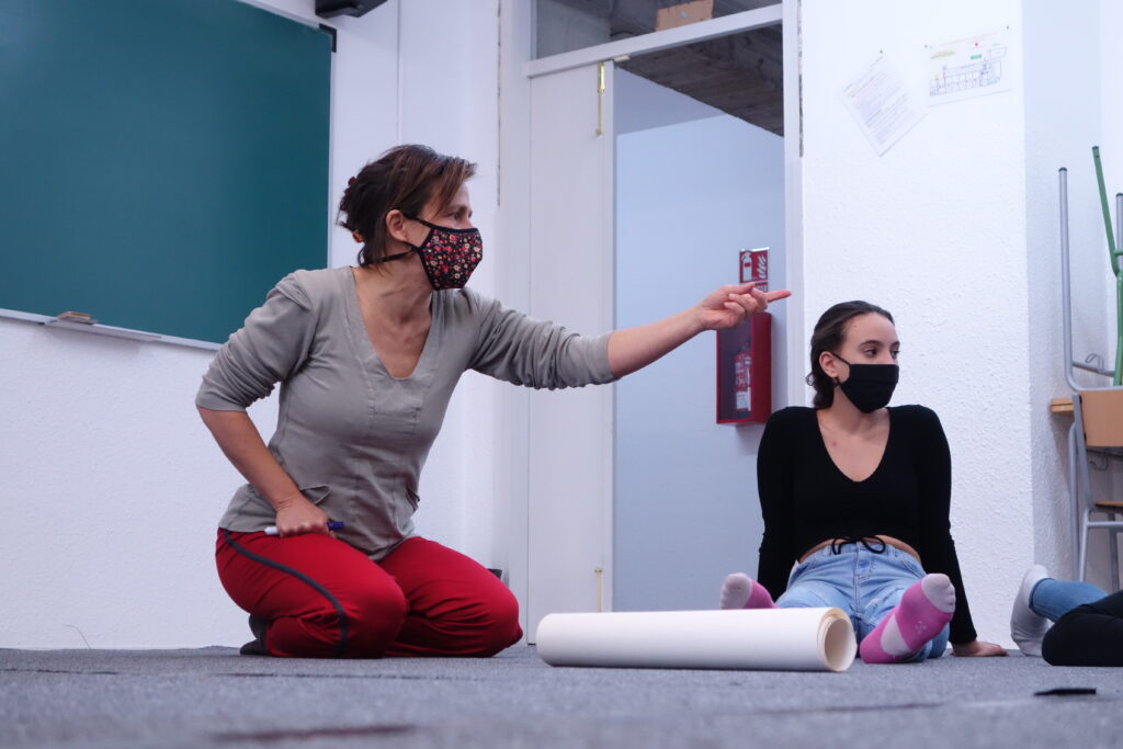 EN RESiDÈNCiA amb Silvia Sant Funk a l’Institut Montjuïc avança amb pràctiques a l’aula i també sortides a d’altres espais. - Graner