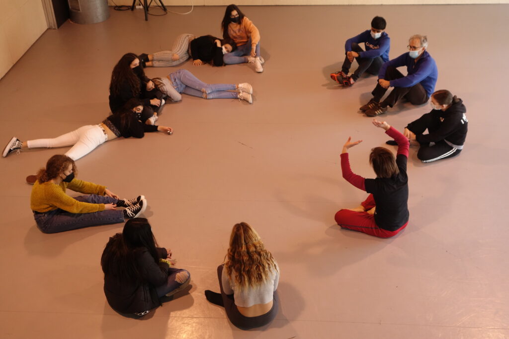 EN RESiDÈNCiA amb Silvia Sant Funk a l’Institut Montjuïc avança amb pràctiques a l’aula i també sortides a d’altres espais. - Graner