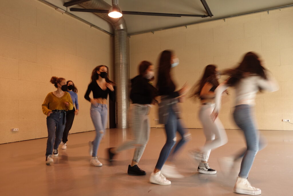 EN RESiDÈNCiA amb Silvia Sant Funk a l’Institut Montjuïc avança amb pràctiques a l’aula i també sortides a d’altres espais. - Graner