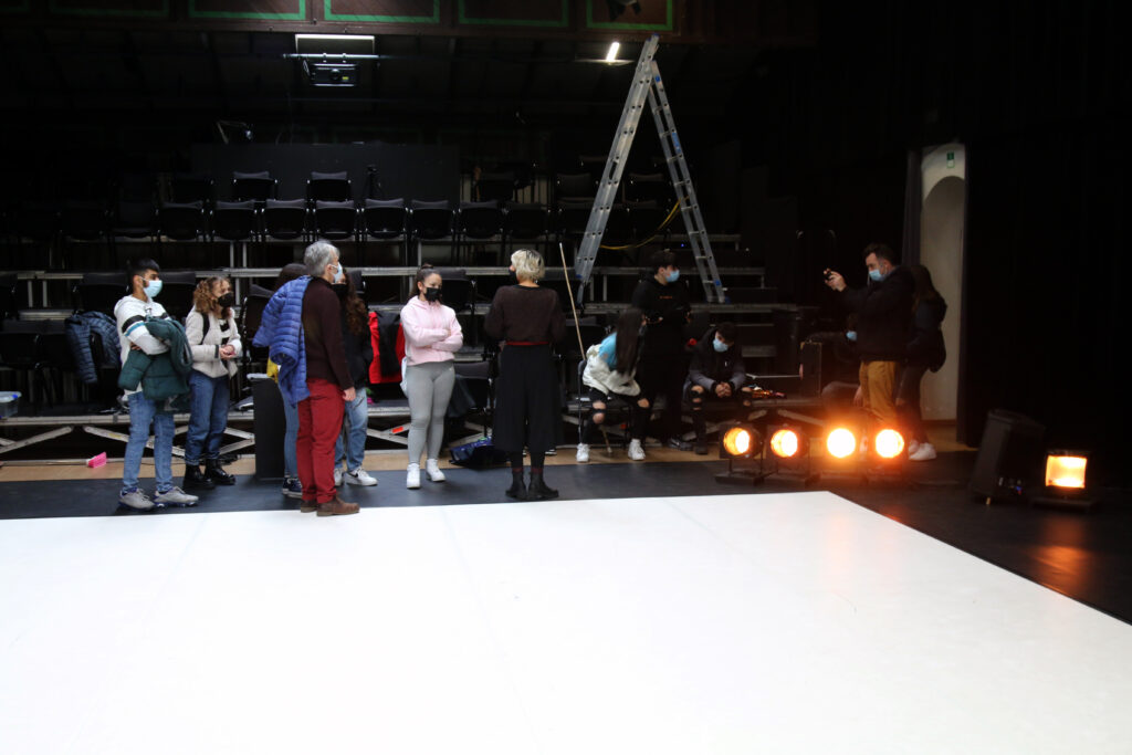 EN RESiDÈNCiA amb Silvia Sant Funk a l’Institut Montjuïc avança amb pràctiques a l’aula i també sortides a d’altres espais. - Graner