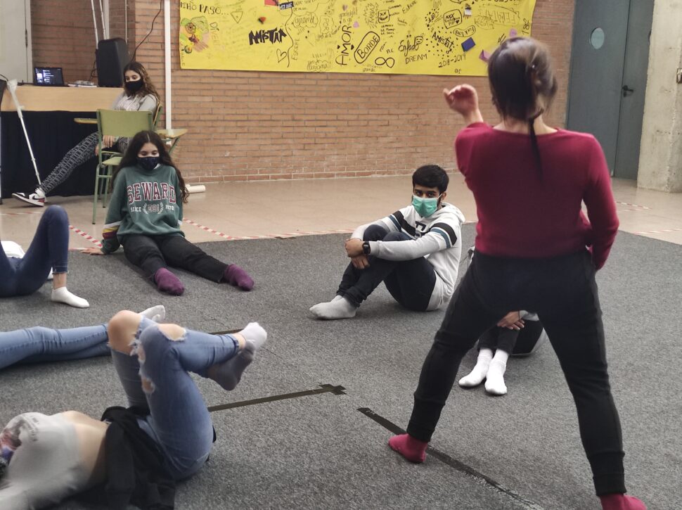 EN RESiDÈNCiA amb Silvia Sant Funk a l’Institut Montjuïc avança amb pràctiques a l’aula i també sortides a d’altres espais.