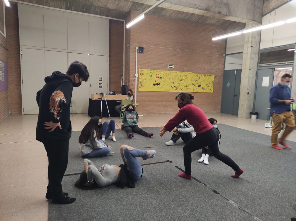 EN RESiDÈNCiA amb Silvia Sant Funk a l’Institut Montjuïc avança amb pràctiques a l’aula i també sortides a d’altres espais.