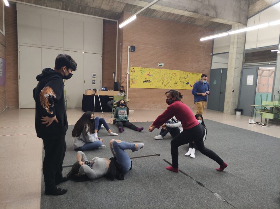 EN RESiDENCiA con Silvia Sant Funk en el Instituto Montjuïc avanza con prácticas en el aula y también salidas a otros espacios.