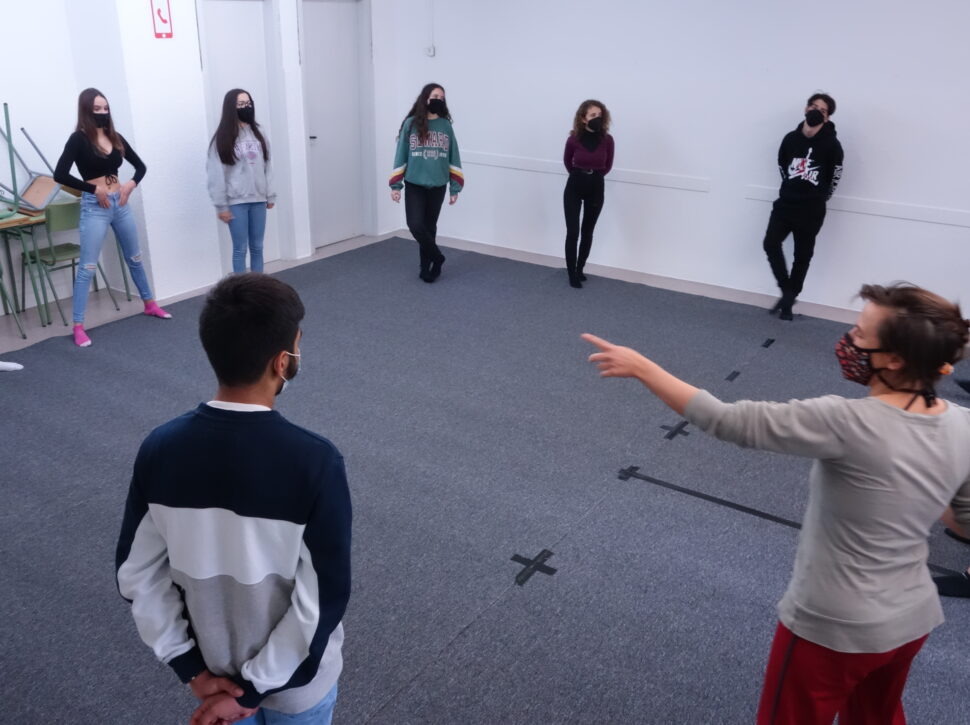 EN RESiDÈNCiA amb Silvia Sant Funk a l’Institut Montjuïc avança amb pràctiques a l’aula i també sortides a d’altres espais.