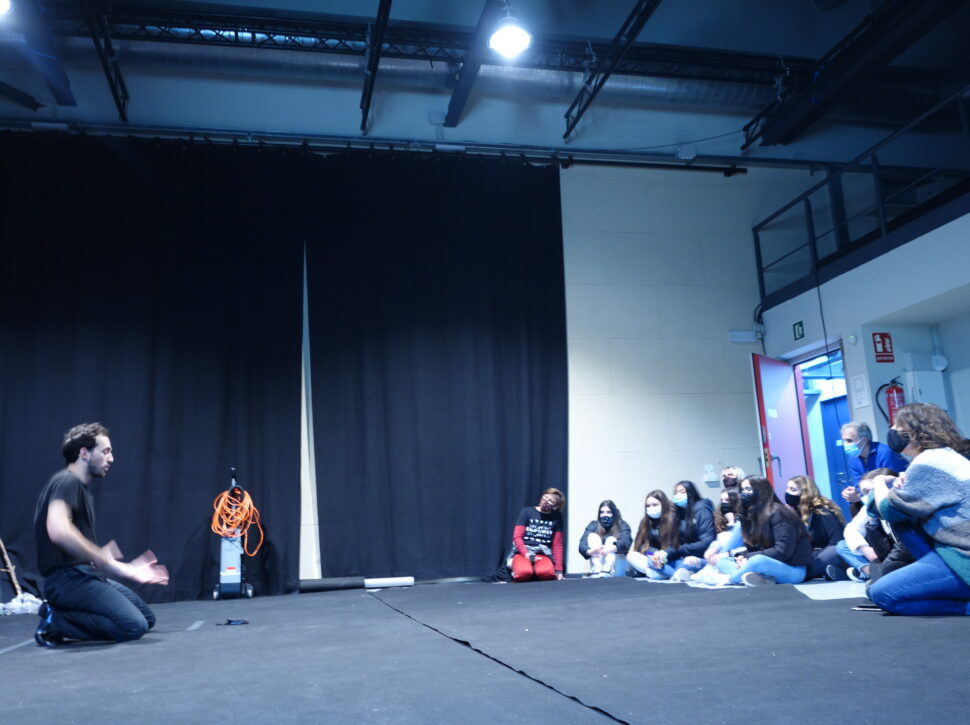 EN RESiDÈNCiA amb Silvia Sant Funk a l’Institut Montjuïc avança amb pràctiques a l’aula i també sortides a d’altres espais.