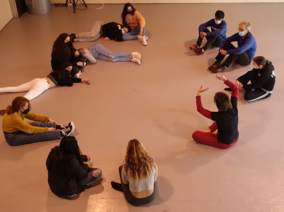 EN RESiDÈNCiA amb Silvia Sant Funk a l’Institut Montjuïc avança amb pràctiques a l’aula i també sortides a d’altres espais.