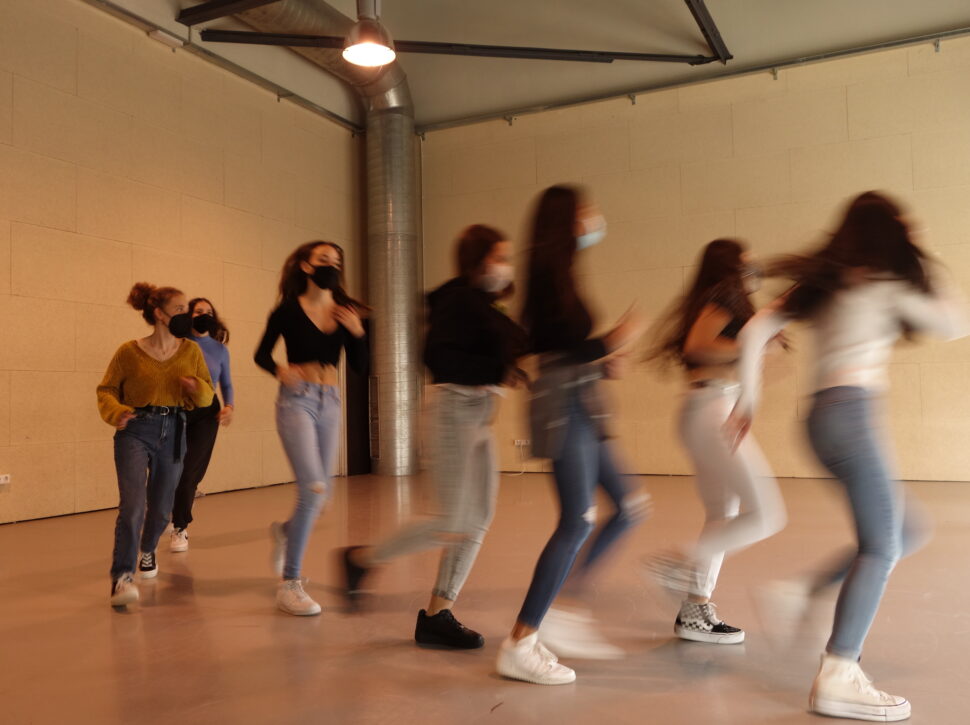 EN RESiDÈNCiA amb Silvia Sant Funk a l’Institut Montjuïc avança amb pràctiques a l’aula i també sortides a d’altres espais.