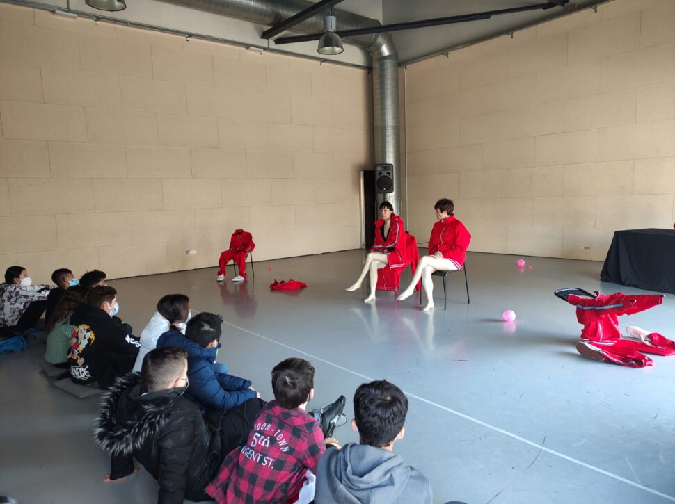 Macarena Recuerda with 6th-grade students from SEAT school