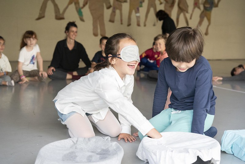 Claudia Solwat con alumnado de 1º i 2º de primaria de la Escuela Pau Vila