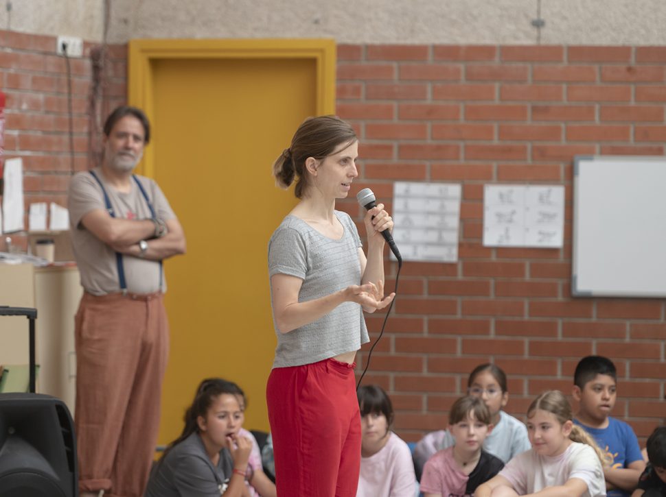 Mireia de Querol con alumnado de 4º de primaria de la escuela SEAT