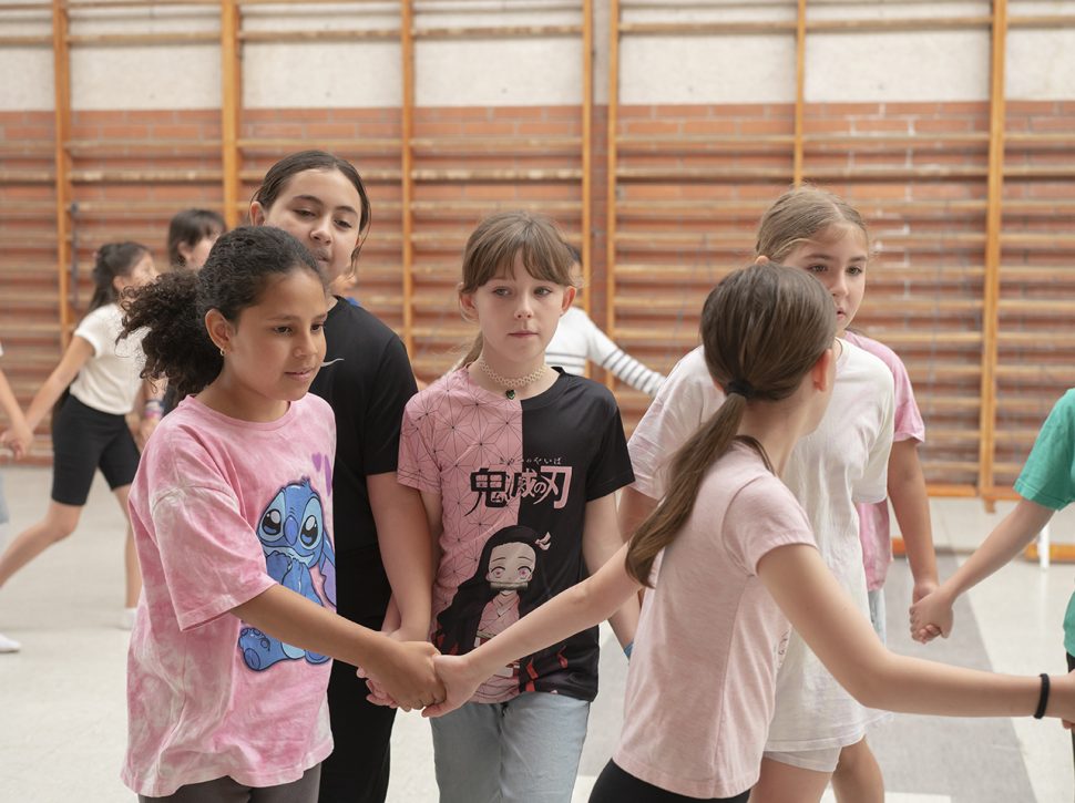 Mireia de Querol con alumnado de 4º de primaria de la escuela SEAT