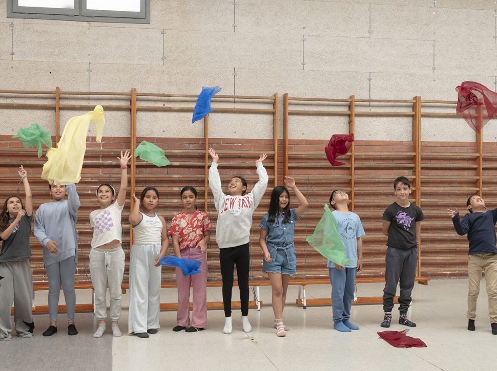 Mireia de Querol con alumnado de 4º de primaria de la escuela SEAT