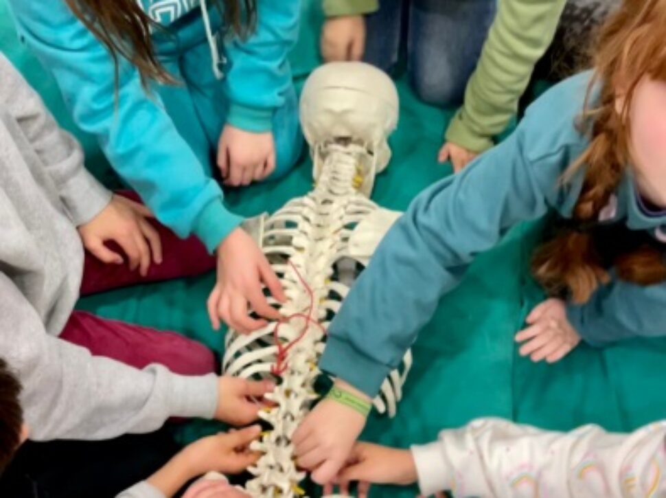 Claudia Solwat con alumnado de 3º y 4º de primaria de la Escuela Pau Vila