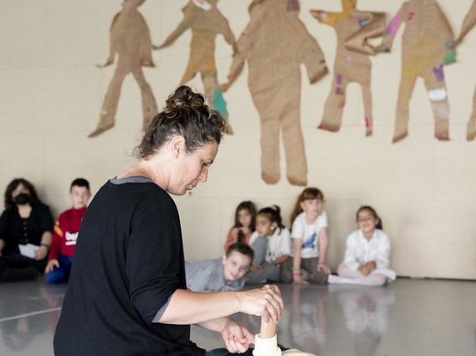 Claudia Solwat amb l’alumnat de 1r i 2n de primària de l’Escola Pau Vila