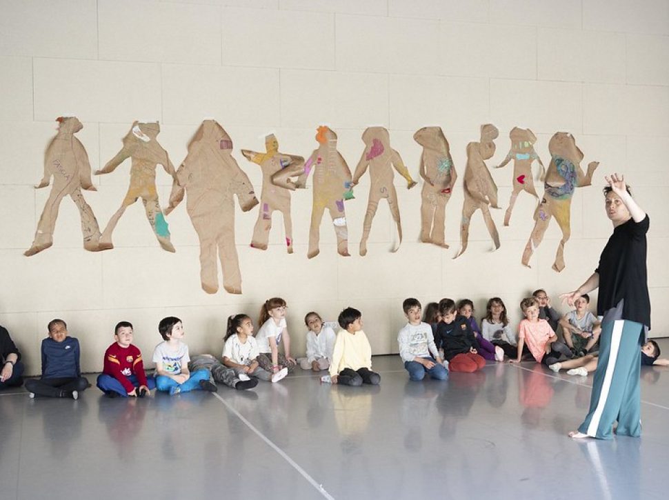 Claudia Solwat amb l’alumnat de 1r i 2n de primària de l’Escola Pau Vila