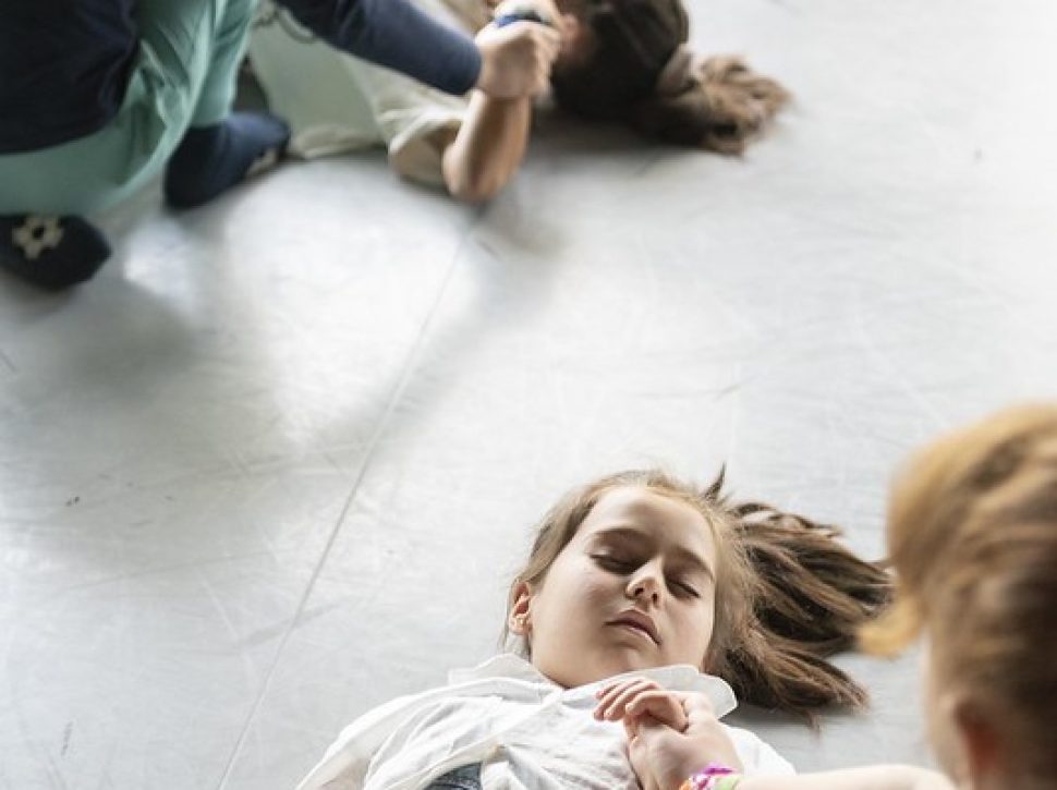 Claudia Solwat amb l’alumnat de 1r i 2n de primària de l’Escola Pau Vila