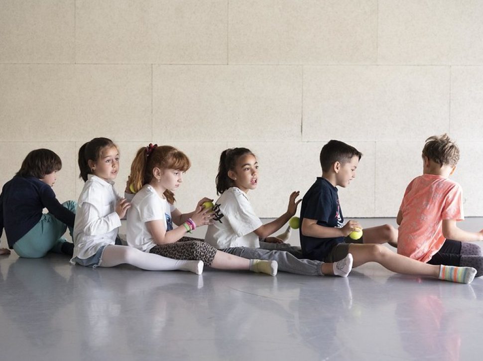 Claudia Solwat amb l’alumnat de 1r i 2n de primària de l’Escola Pau Vila