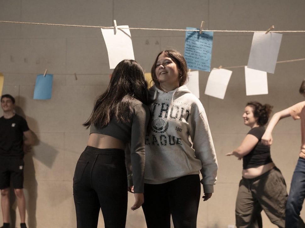 Maria Ferrer amb alumnat de 2n d’ESO de l’Institut Domènech i Montaner