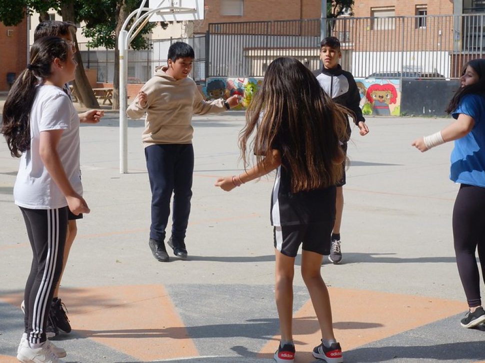 Mireia de Querol con alumnado de 6º de primaria de la Escuela SEAT