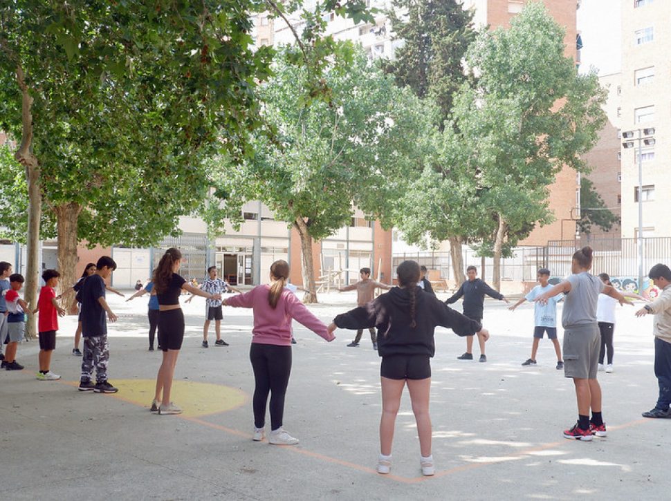 Mireia de Querol with 6th-grade students from SEAT school