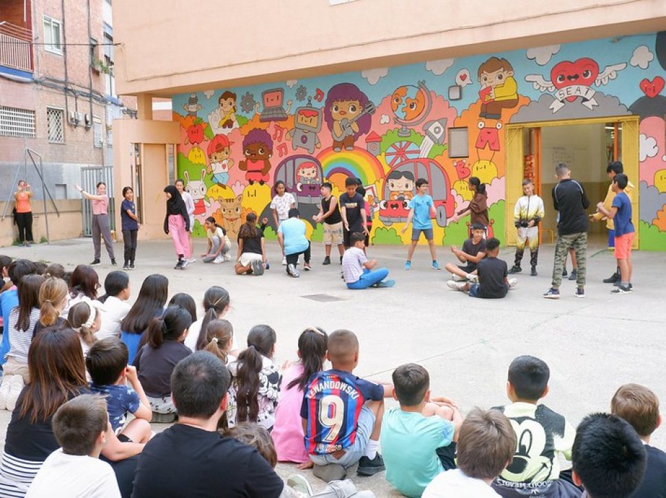 Mireia de Querol con alumnado de 6º de primaria de la Escuela SEAT