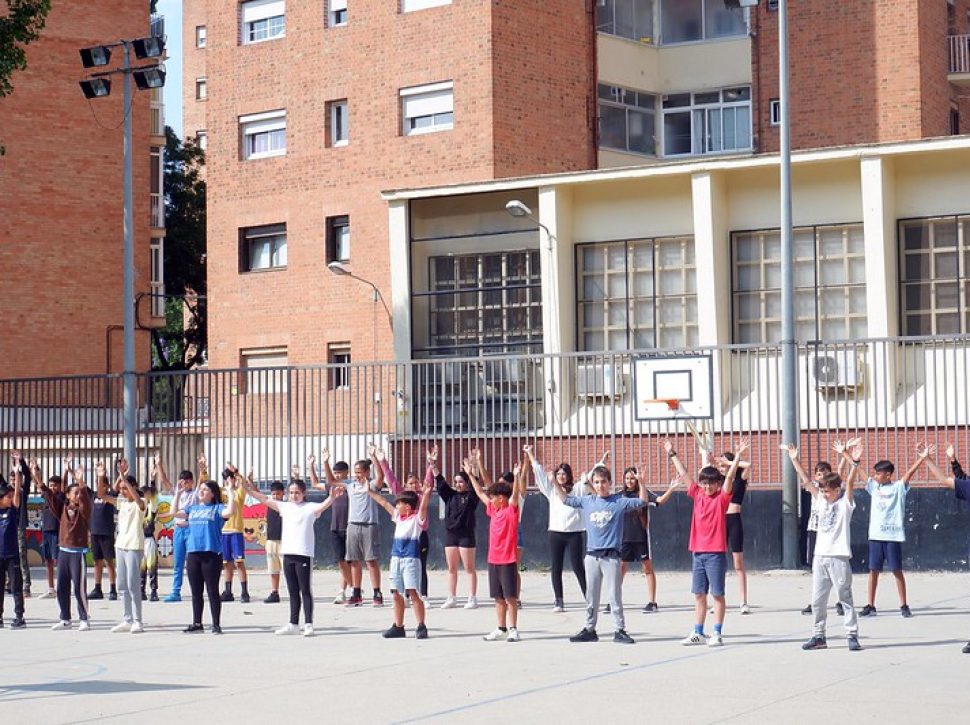 Mireia de Querol with 6th-grade students from SEAT school