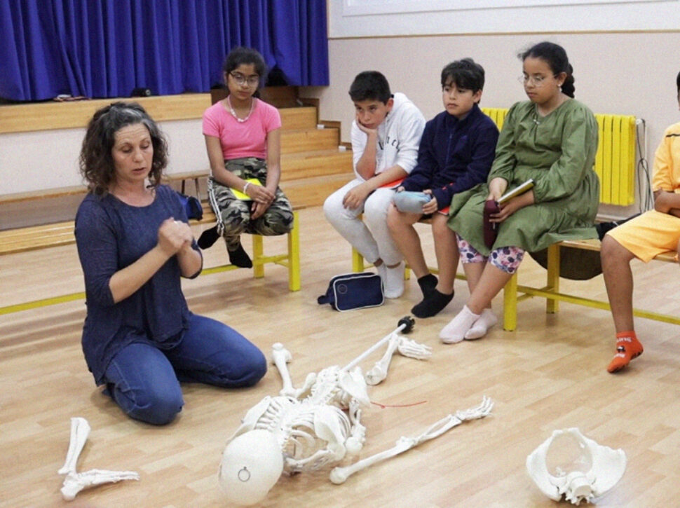 Claudia Solwat with the 4th grade students from the Bàrkeno School 24-25 school year